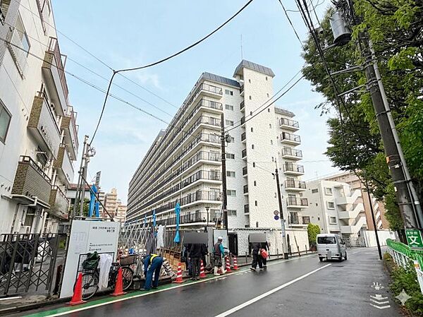 【外観】青空に映える重厚な佇まい。都心の喧騒を忘れさせる端正な外観。