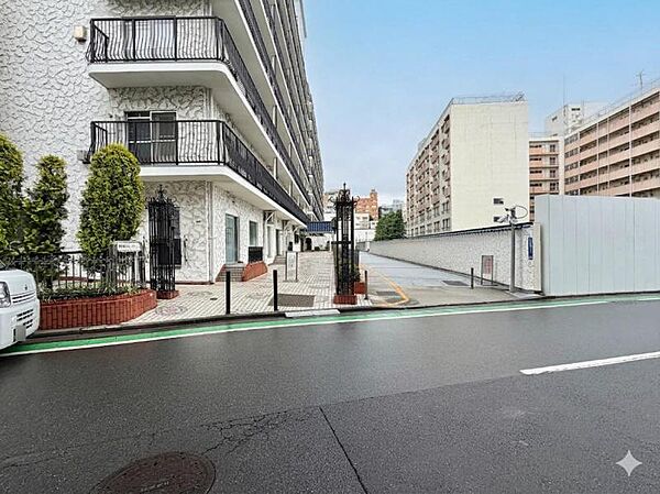 【エントランス】住まいへと続く落ち着いた導入空間。
