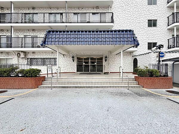 【エントランス】エントランスの入り口も明るく清潔に管理されています。