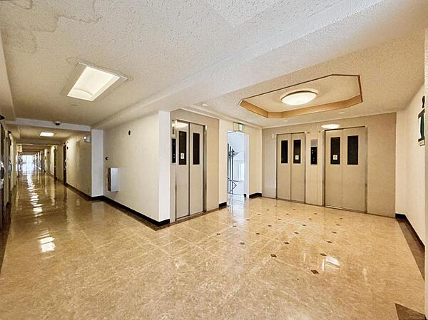 【エレベーター】数台のエレベーターは忙しい朝の通勤・通学ラッシュ時も待たずに乗れ生活効率が上がります。
