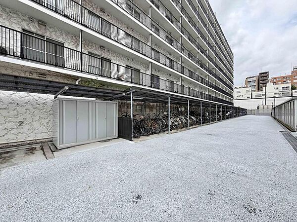 【駐輪場】屋根付きの駐輪スペースがあり、雨の日も安心です。
