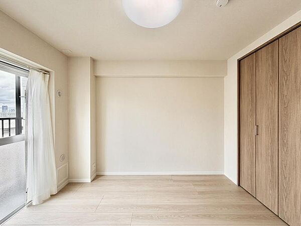 【洋室:5.1帖】どんな家具にも調和する明るく落ち着いた内装。 大切な時間を豊かに、快適にお過ごしいただけます。