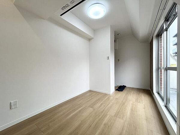 【洋室：4帖】明るく開放的な空間です。