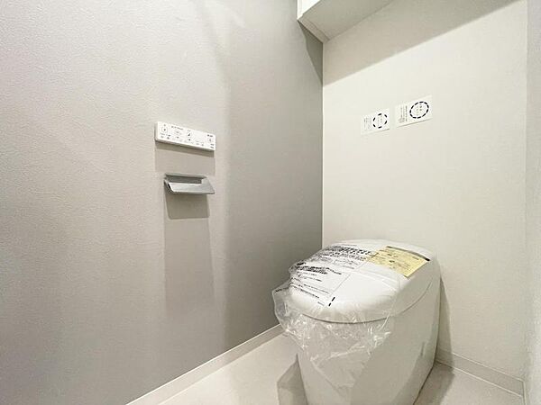 【トイレ】白を基調とした清潔感あふれる空間となっております。