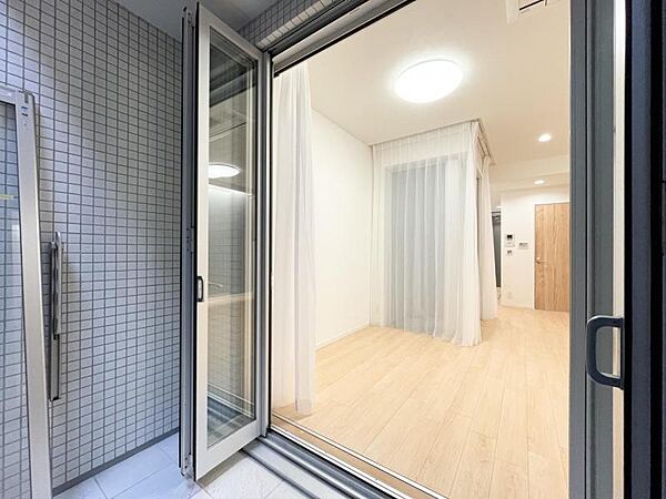【バルコニー】　陽光をたっぷり浴びられ、リフレッシュの場としても活躍します！