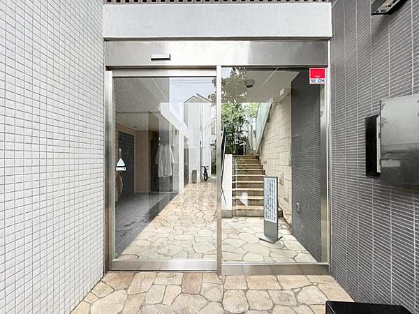 【エントランス】落ち着いた雰囲気が広がる空間です。