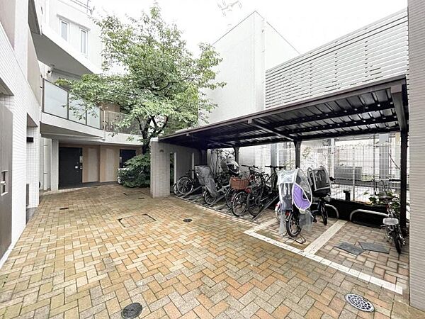 【駐輪場】敷地内に設置されており、日々の利用にも便利です。