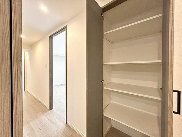 【収納】廊下に便利な棚収納が備わり、住空間をより効率よく使えます。