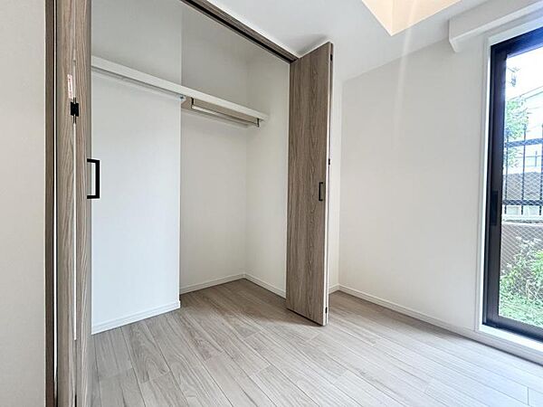 【収納】各居室には大きめのクローゼットを完備。