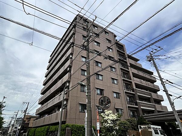 【外観】周囲の街並みと調和する落ち着いた色調。上質な日常を予感させる。