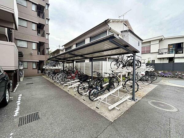 【駐輪場】屋根付きの駐輪スペースがあり、雨の日も安心です。