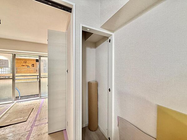 【収納】掃除機などの家電を収納できそうです。