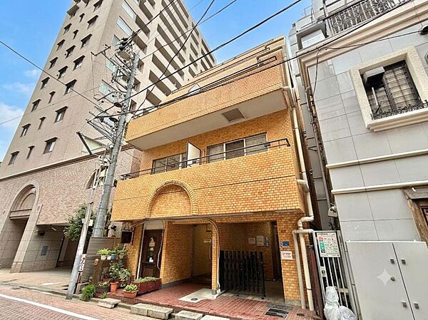 【外観】周囲の街並みと調和する落ち着いた色調。