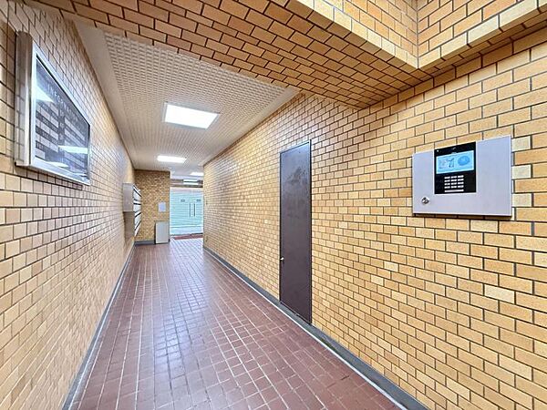 【エントランス】格調高いタイル貼りのアプローチ。歩くたびに愛着が深まる。