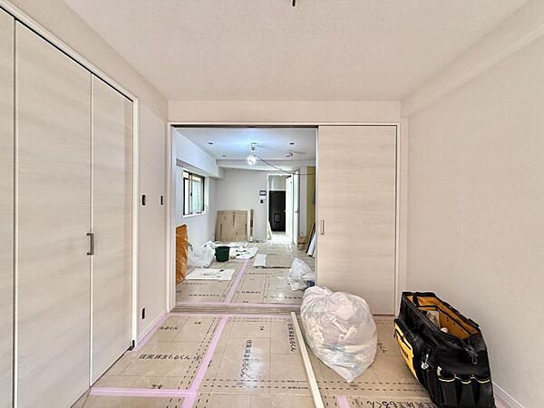【洋室：4.5帖】間仕切りを開放して大きな空間としても利用可能です。