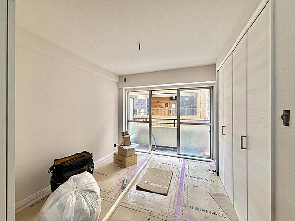 【洋室：4.5帖】シンプルで綺麗な形の居室は季節に合わせてインテリアを楽しみながらお住まいいただけます。
