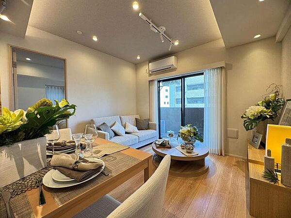 【外観】住まいへと続く落ち着いた導入空間。