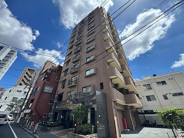 【エントランス】都会の利便性を享受しながらも、一歩奥へ入れば心安らぐ静穏な暮らしが手に入ります。