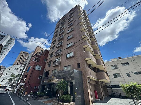 【エントランス】共用部には防犯カメラを設置。管理事務室の窓口もあり、セキュリティ重視の方や初めての一人暮らしでも安心の設計です。