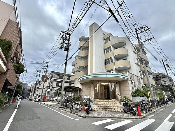 【外観】洗練されたデザインが印象的な外観です。
