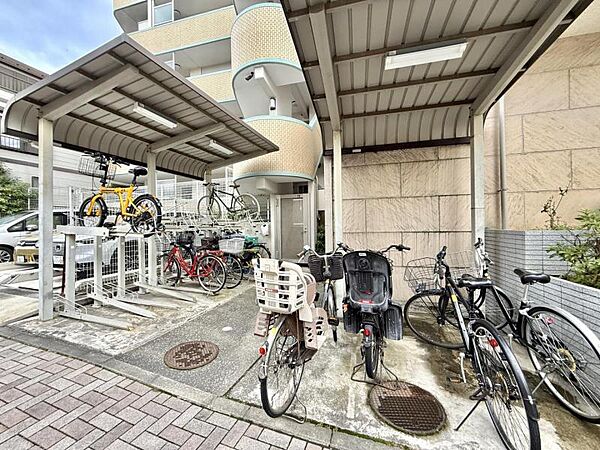 【駐輪場】屋根付き駐輪場で、雨の日も安心です。