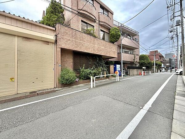 【周辺環境】公園が近く、自然を身近に感じられる環境です。