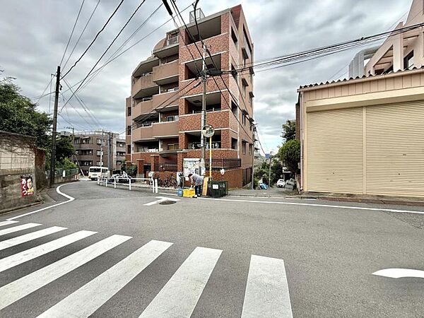 【周辺環境】閑静な住宅街に位置し、落ち着いた住環境が魅力です。