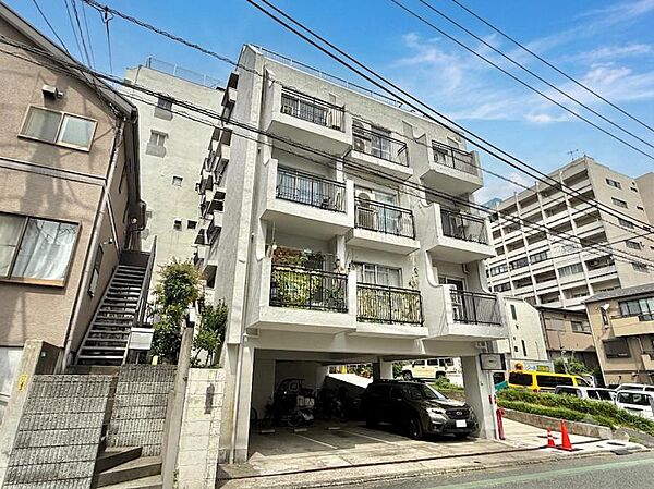 【外観】空へと伸びるシャープなライン。洗練された都市生活の象徴。