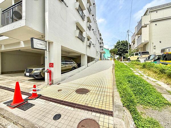 【外観】周囲の街並みと調和する落ち着いた色調。上質な日常を予感させる。