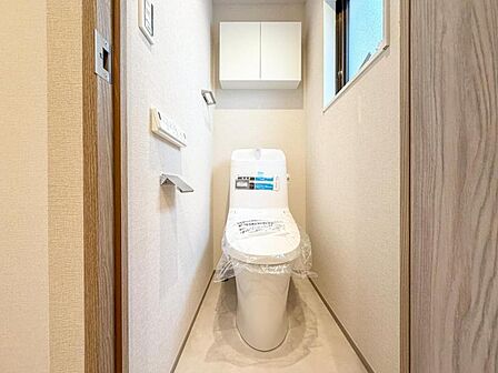 【トイレ】　清潔感のある内装。掃除のしやすさを重視した床材を使用しています。忙しい日々でも無理なく清潔さを保てます。