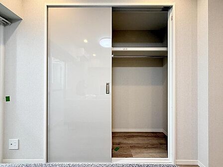 【収納】豊富な収納力を確保。衣類や荷物をすっきりと収め、居室を美しく保てます。