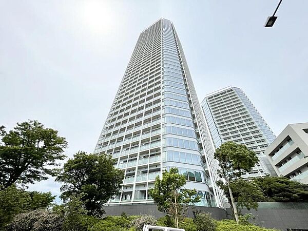 【外観】シンプルながら印象的なデザイン。