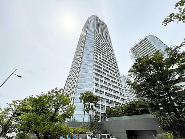 【外観】静かな存在感を放つ建物外観。