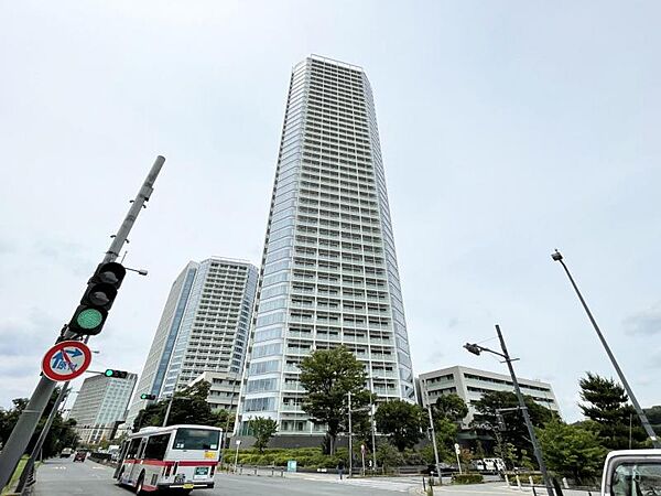 【外観】端正なフォルムが印象に残る建物デザイン。