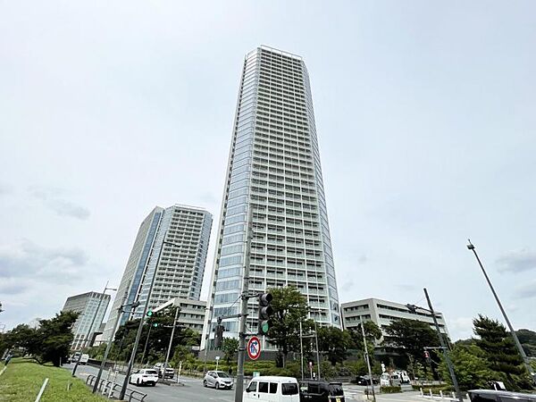 【外観】街並みに溶け込みながらも存在感を放つ外観。