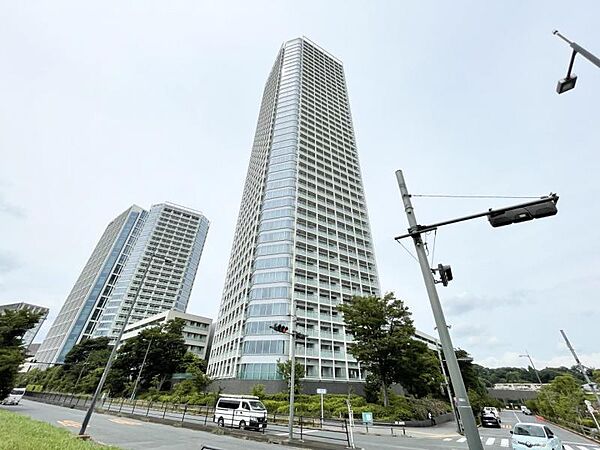 【外観】端正なフォルムが印象に残る建物デザイン。