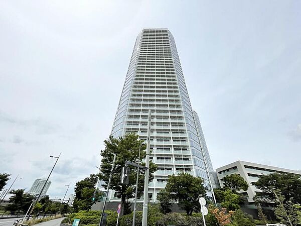 【外観】直線美が際立つスタイリッシュなフォルム。