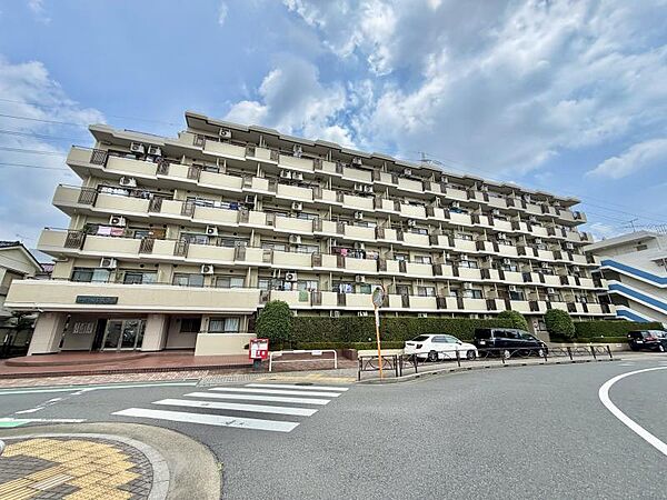 【外観】周囲の街並みに調和した外観です。