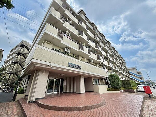 【外観】洗練された印象を与える外観デザイン。