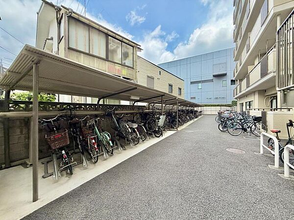 【駐輪場】屋根付き駐輪場で、雨の日も安心です。