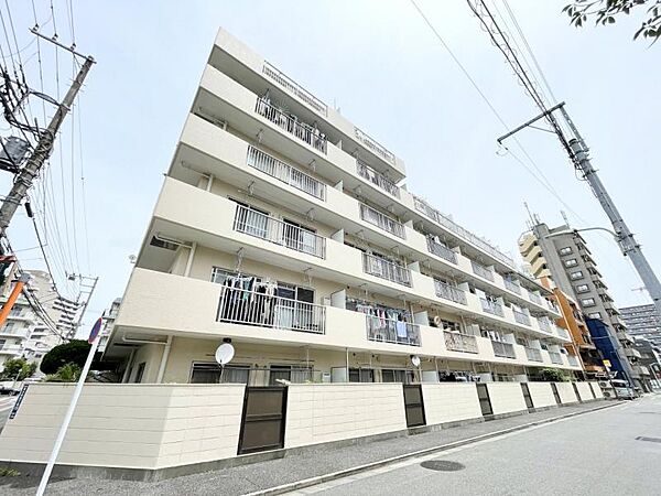 【外観】重厚感と洗練さを兼ね備えた佇まい。