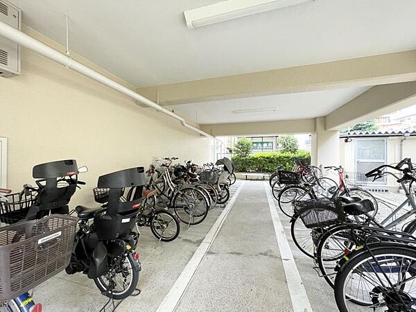 【駐輪場】　広く停めやすい駐輪場