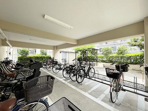【駐輪場】敷地内に設置されており、日々の利用にも便利です。