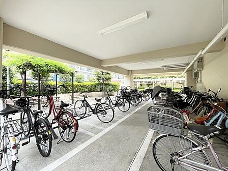 【駐輪場】屋根付き駐輪場で、雨の日も安心です。