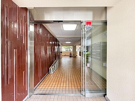 【エントランス】重厚感のあるエントランスデザインです。