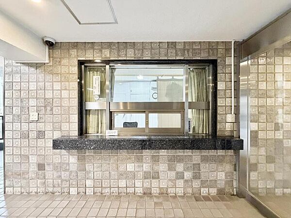 【エントランス】落ち着いた印象の空間が広がります。