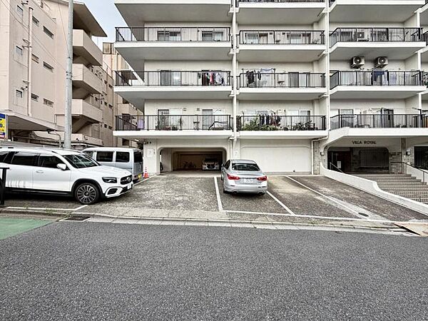【駐車場】ゆとりを持って駐車できる配置計画。