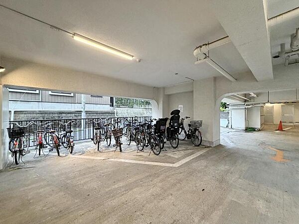 【駐輪場】敷地内に設置されており、日々の利用にも便利です。