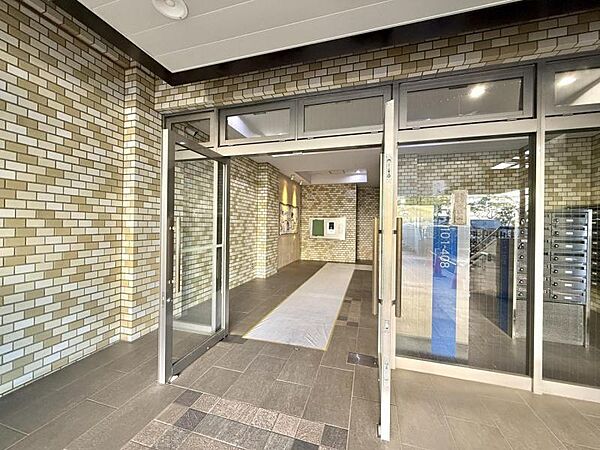 【エントランス】訪れる人を穏やかに迎え入れる空間。