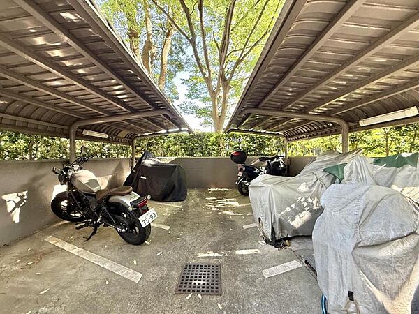 【駐輪場】屋根付き駐輪場で、雨の日も安心です。